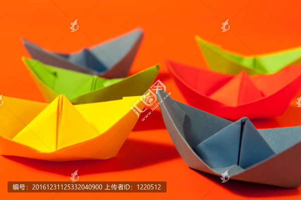 五顏六色的紙船