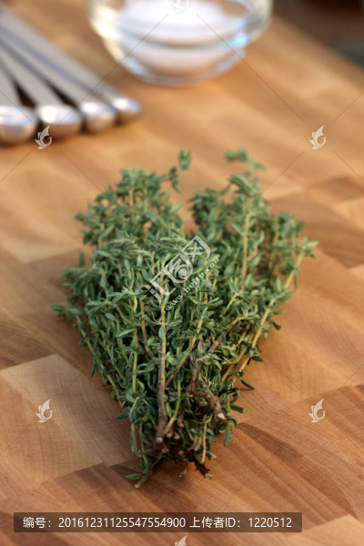 在精美的木制菜板百里香