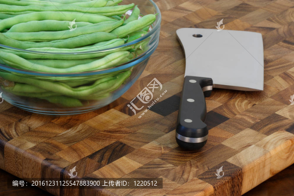 對(duì)綠豆和刀切菜板