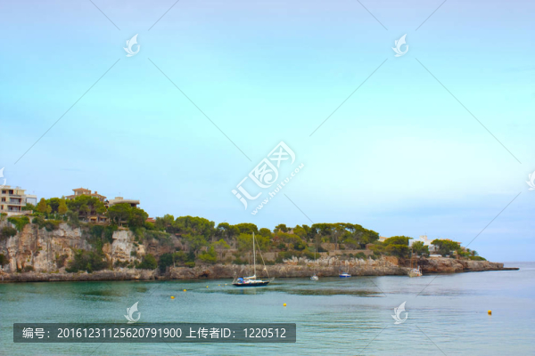 單船停泊在海灣