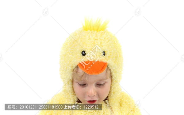 穿小雞服裝的男孩往下看