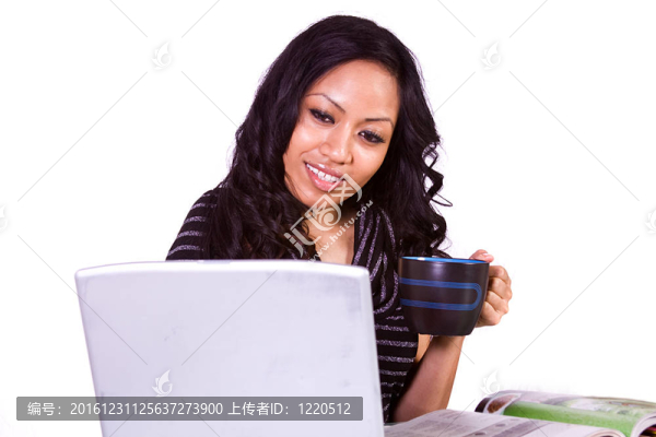 美女在沙發(fā)上放松