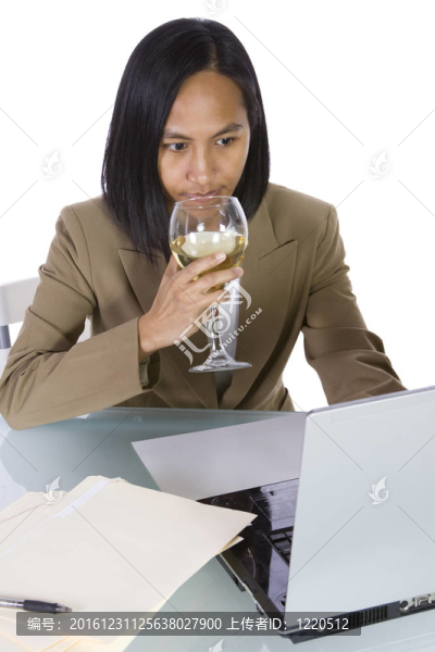 女商人在伏案工作