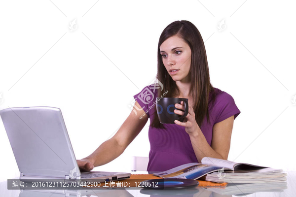 美女在沙發(fā)上放松