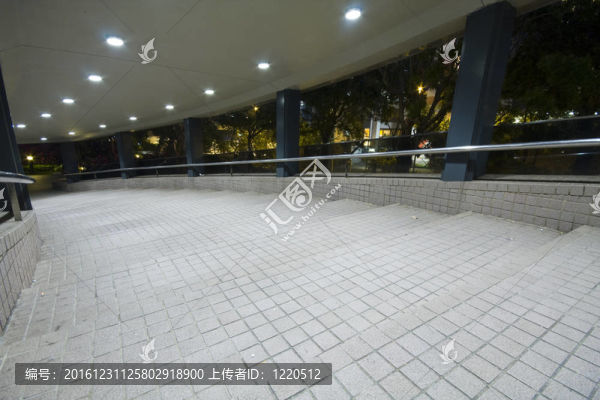 這在香港是一個(gè)現(xiàn)代化的走廊