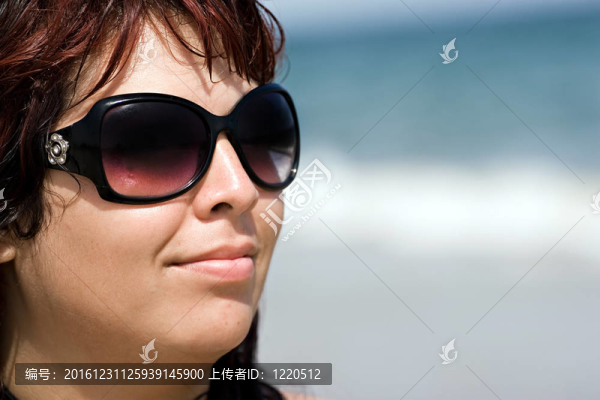 微笑的女人海灘
