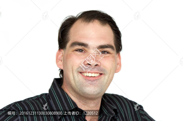 友好的yooung男人微笑