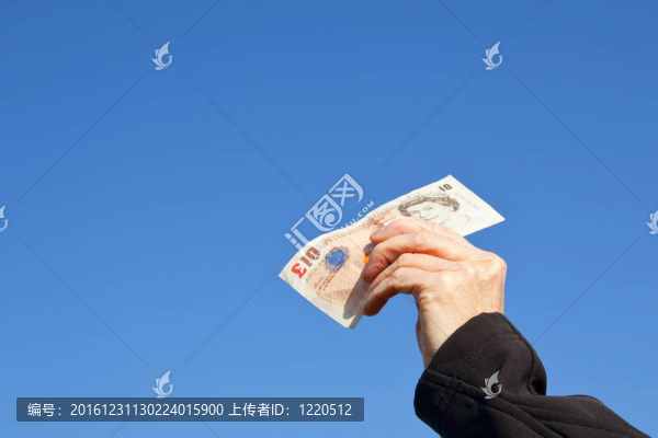 有一一零英鎊鈔票的手