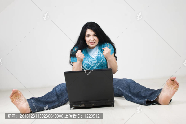 強調(diào)婦女使用筆記本電腦