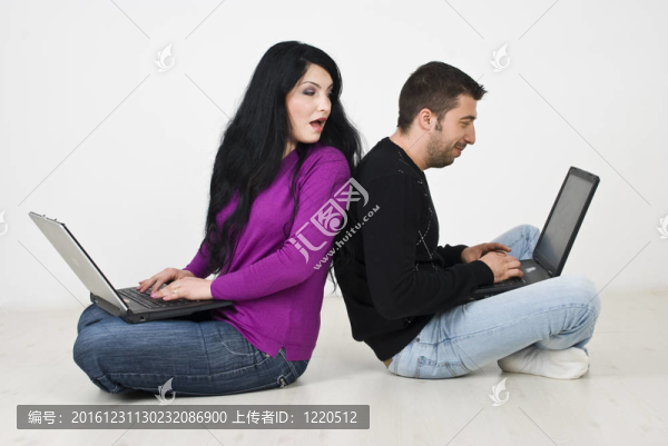 女人刺探丈夫筆記本電腦