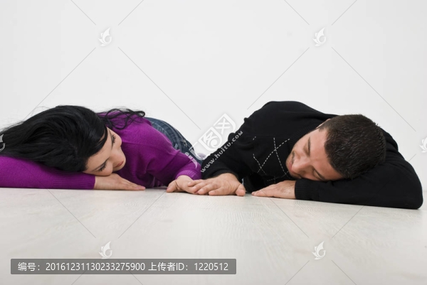 年輕夫婦躺在手里