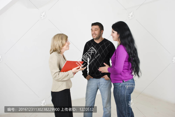 地產(chǎn)經(jīng)紀人與年輕夫婦的對話