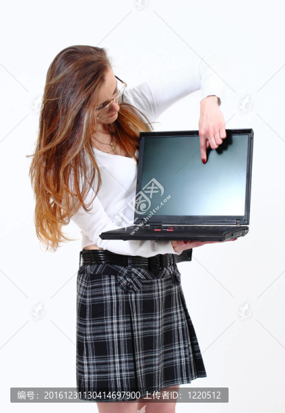 女經(jīng)理在筆記本上呈現(xiàn)商業(yè)計劃