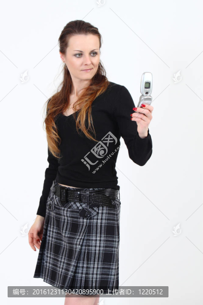 在白色背景上帶著手機(jī)的漂亮女人