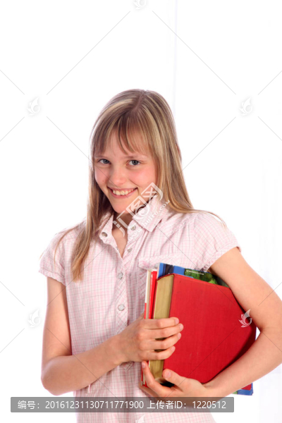 金發(fā)；微笑的女孩在他的胳膊下讀書