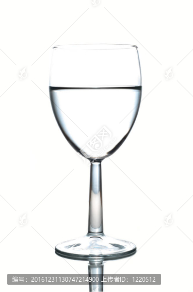 酒杯半滿的水白色隔離