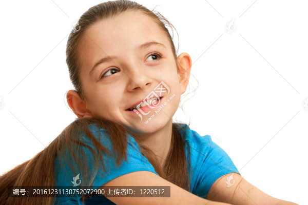 漂亮的微笑女孩在藍(lán)色
