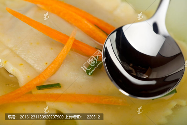 巴伐利亞面食廣場充滿了肉和菠菜