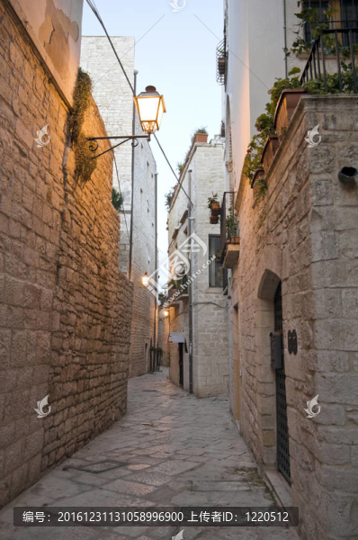 舊城區(qū)的小巷的Giovinazzo。Apulia。