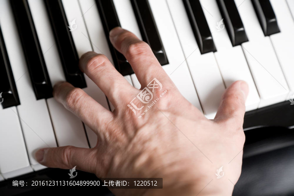 彈鋼琴