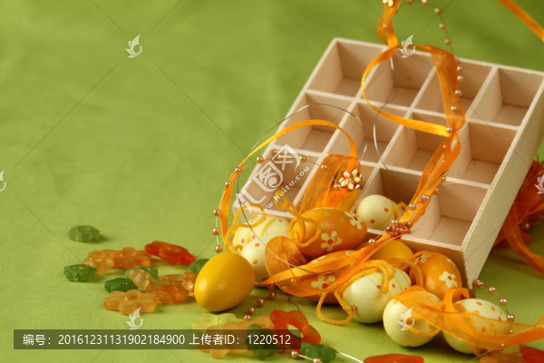 帶盒子的黃色復(fù)活節(jié)彩蛋