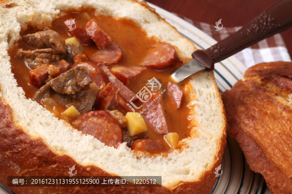 在一個(gè)面包碗牛肉湯