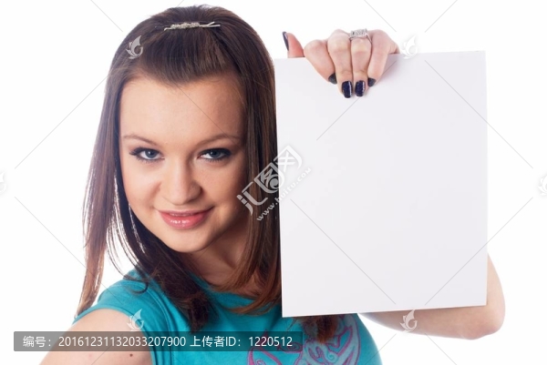 女孩用白紙