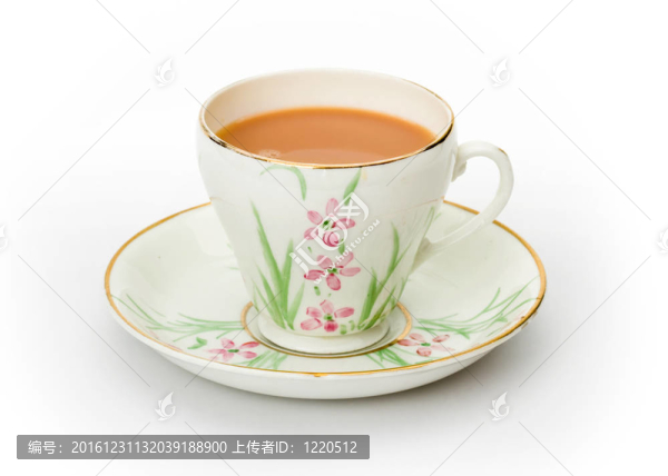 在一個(gè)手繪的茶杯和茶托上的茶