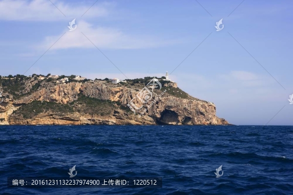岬鬧地中海的西班牙藍色的夏天
