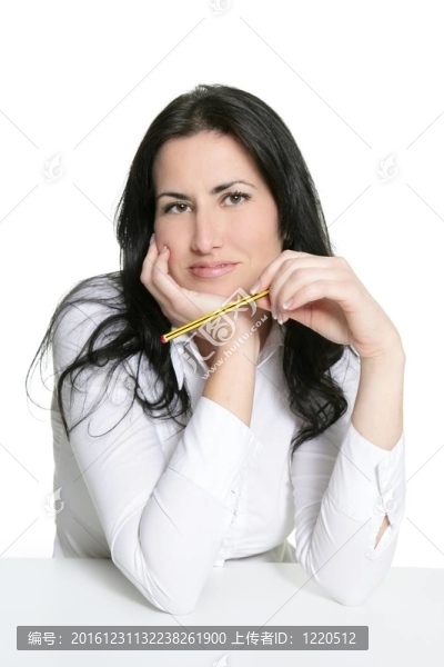 黑發(fā)女人想用鉛筆