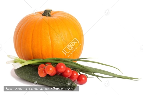 南瓜；在白色背景小胡瓜和西紅柿
