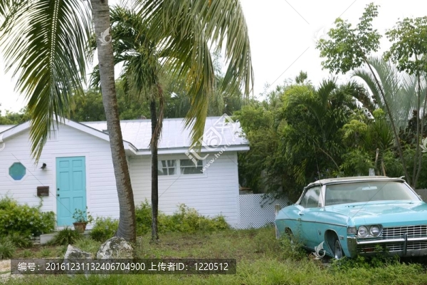 關(guān)鍵西舊貨停泊在南佛羅里達(dá)州的汽車(chē)
