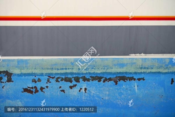 鐵生銹的藍(lán)色老年垃圾船船體