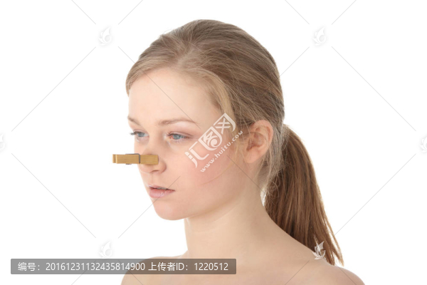 厭惡女人用衣夾夾鼻子