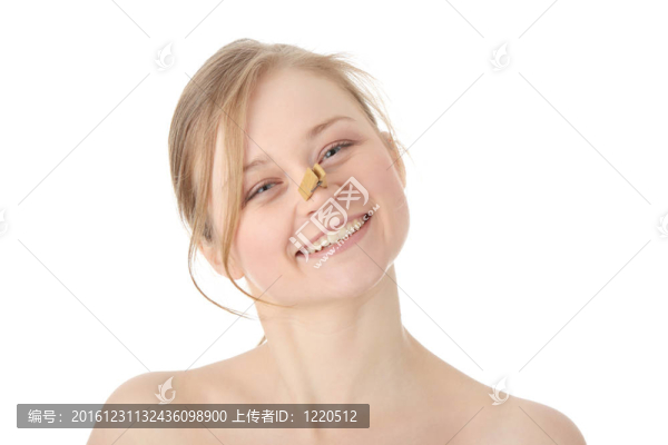 厭惡女人用衣夾夾鼻子