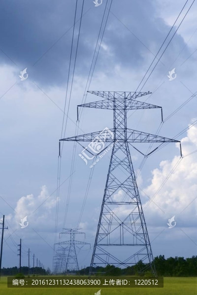 天空上綠色草地上的電塔桿