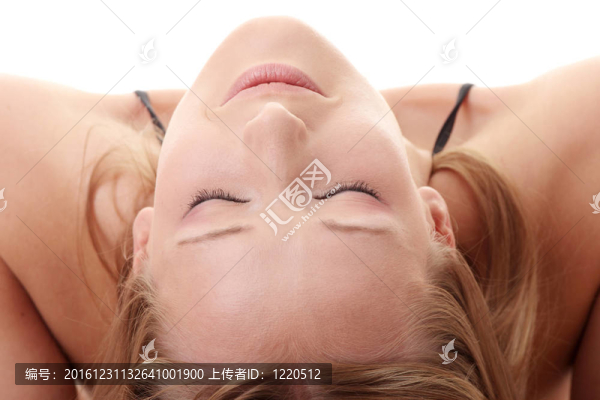 在比基尼的年輕女子