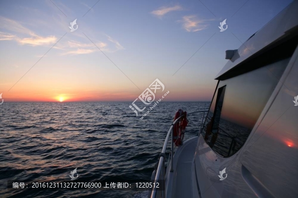 美麗的日落日出藍色海上的游艇