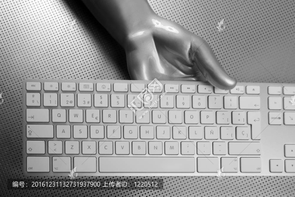 未來銀灰色手和鍵盤