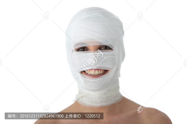 戴著繃帶的年輕漂亮的女人