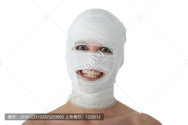 戴著繃帶的年輕漂亮的女人
