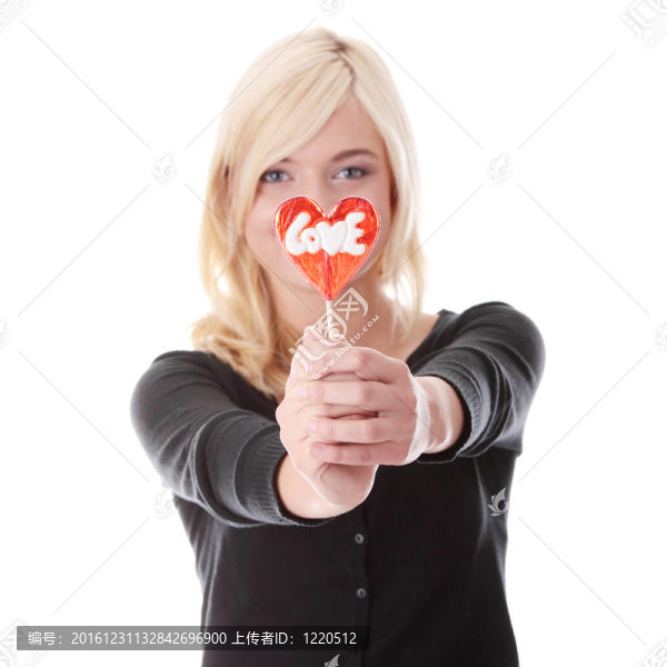 十幾歲的女孩拿著紅色的心形棒棒糖