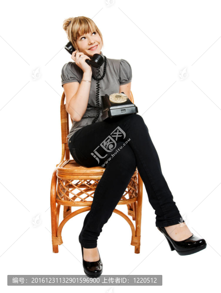 坐在椅子上的年輕女人