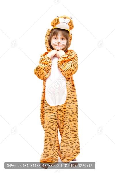 小女孩穿著白色的老虎服裝