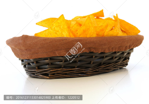 籃子里的籌碼-桌上的籃子里的墨西哥薯條