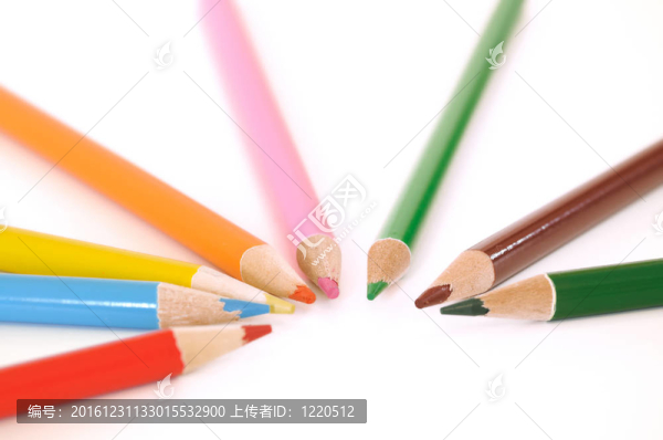 白色背景下的彩色鉛筆
