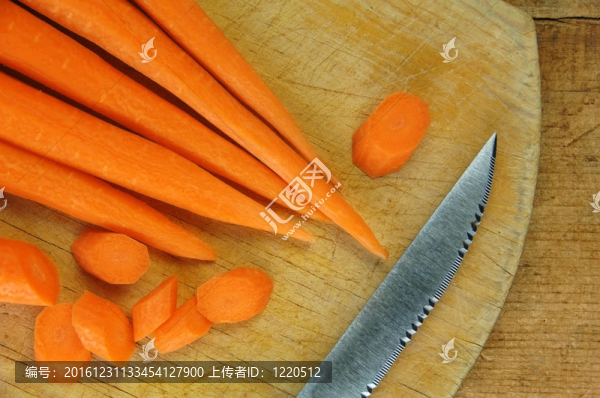 胡蘿卜切木板