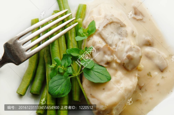 蘑菇汁雞胸肉配青豆