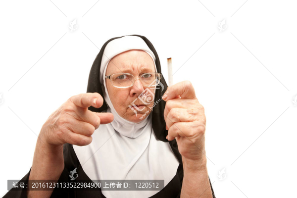 被香煙嚇壞的修女