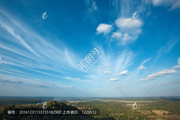 小山頂上的天空
